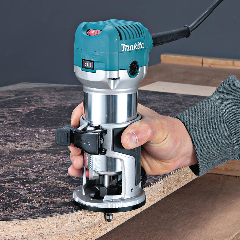 Makita RT0701C 6.5 Amp 1-1/4 HP Variable Speed Compact Router with Quick Release