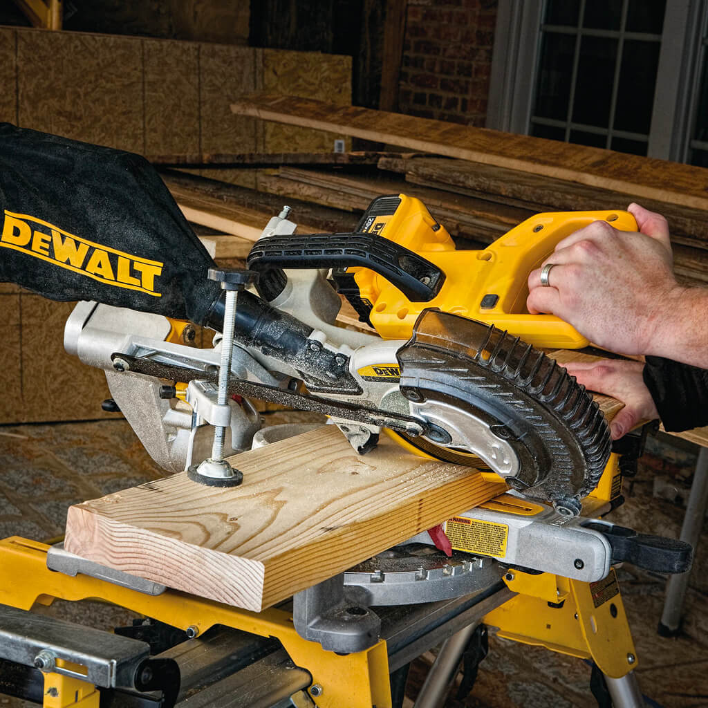  DEWALT DCS361M1 20-Volt MAX Lithium-Ion 7-1/4 in. Cordless Sliding Mitre Saw Kit