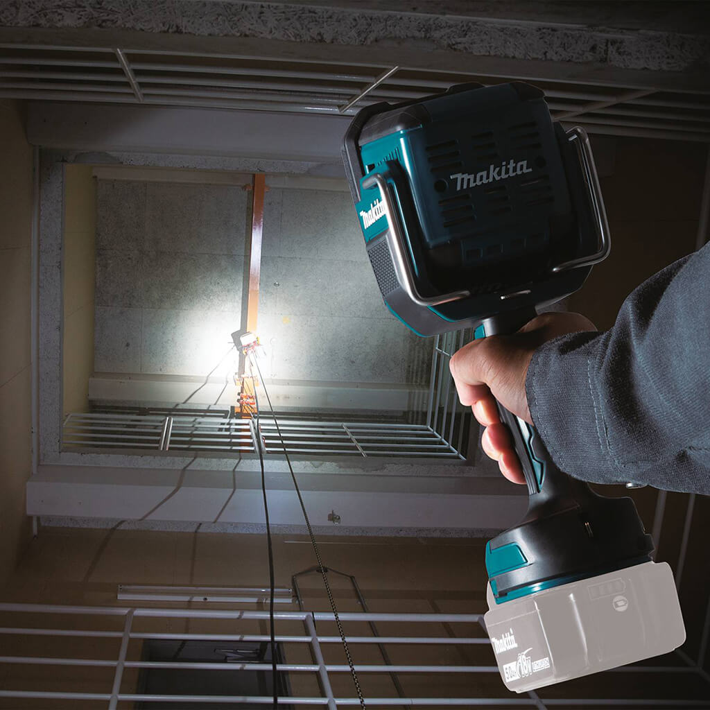 Makita DML812 18-Volt LXT Lithium-Ion Cordless Variable 1,250-Lumen LED Flashlight (Tool Only)