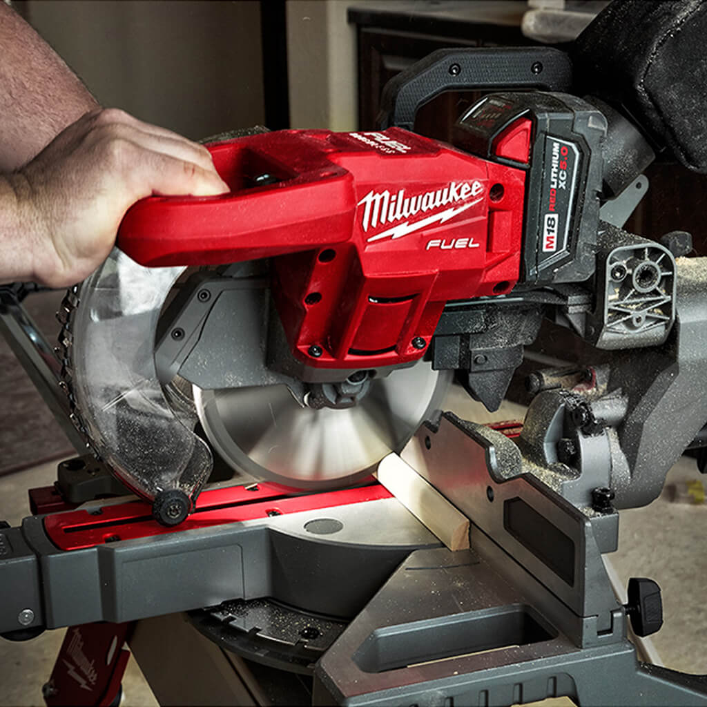 Milwaukee 2733-20 M18 FUEL 18-Volt Lithium-Ion 7-1/4 in. Brushless Dual Bevel Sliding Mitre Saw (Tool Only)