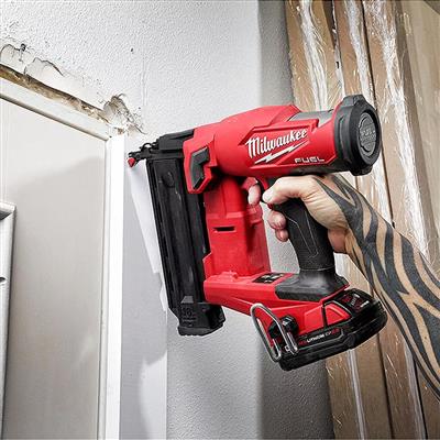 Milwaukee 2746-21CT M18 FUEL 18-Volt Lithium-Ion 18 Gauge Brushless Brad Nailer Kit